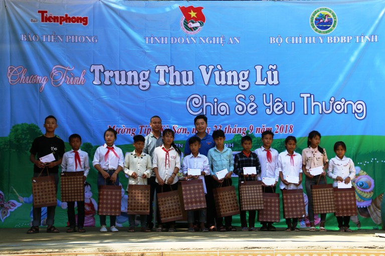 Tặng quà cho học sinh hai xã biên giới Mường Ải, Mường Típ (Kỳ Sơn). 